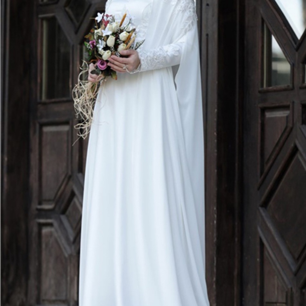 Graceful White Lace Wedding Dress